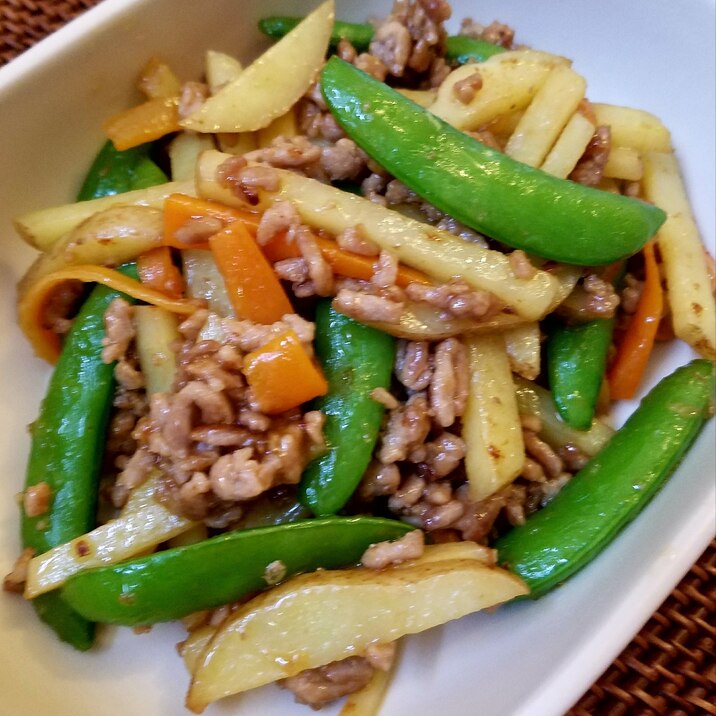 スナップえんどうとじゃがいもの挽き肉炒め